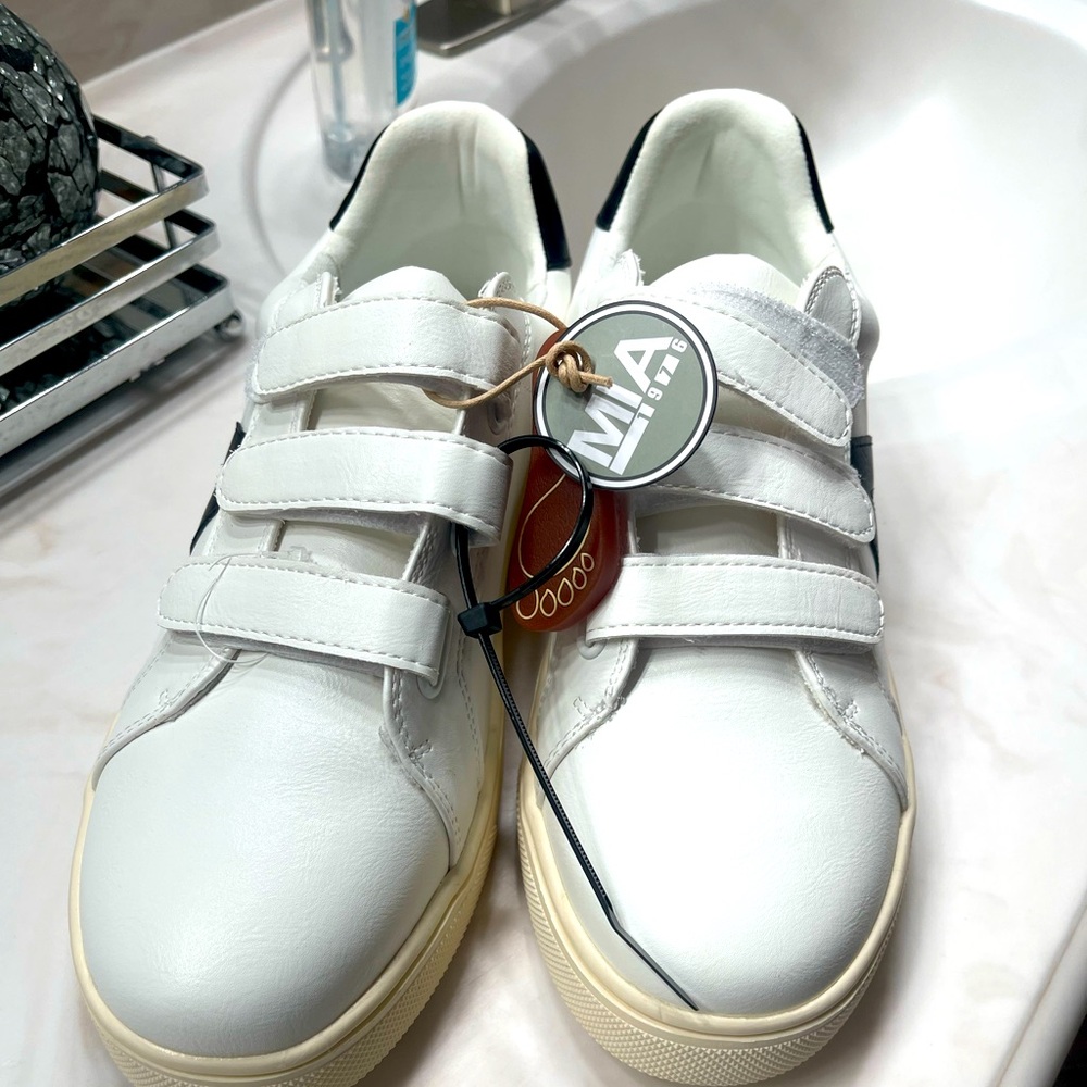 Mia Izzie sneakers NWT size 8 1/2 women’s